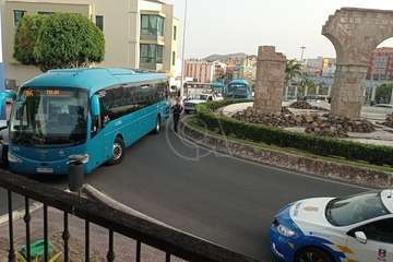Un coche mal aparcado causa un caos circulatorio en Los Llanos al impedir el paso de una guagua/TA.